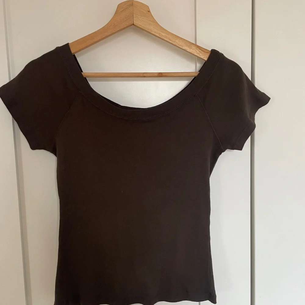 Brown Off the Shoulder Tee - Picture 3 of 4